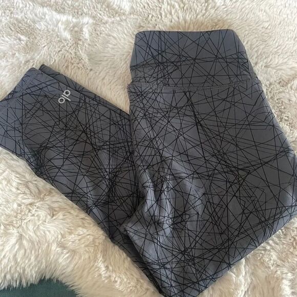 ALO Yoga Pants - Alo capri yoga geometric yoga leggings